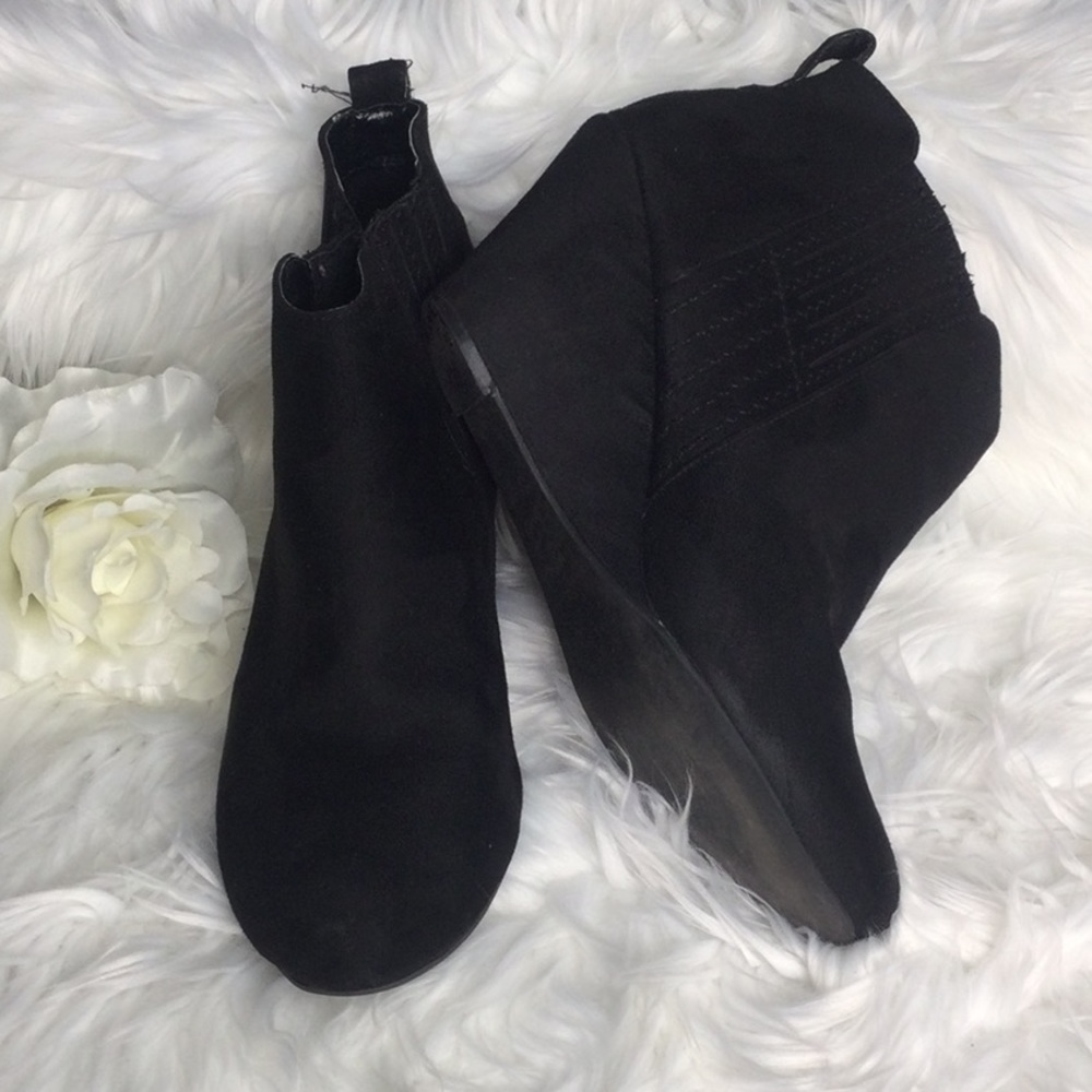 GUC Report Gavin Black Faux Suede Wedge Bootie, 10M
